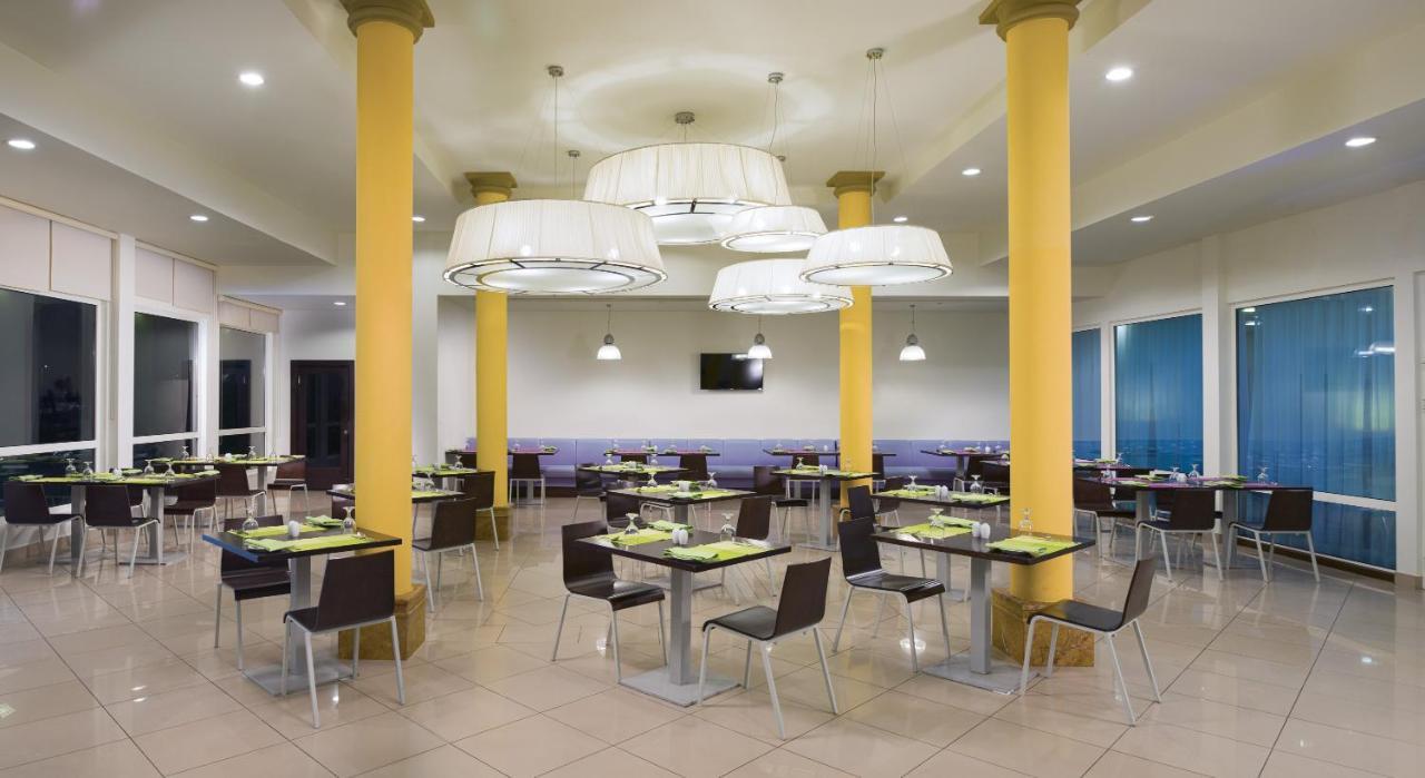 City Hotel Дукм Екстериор снимка