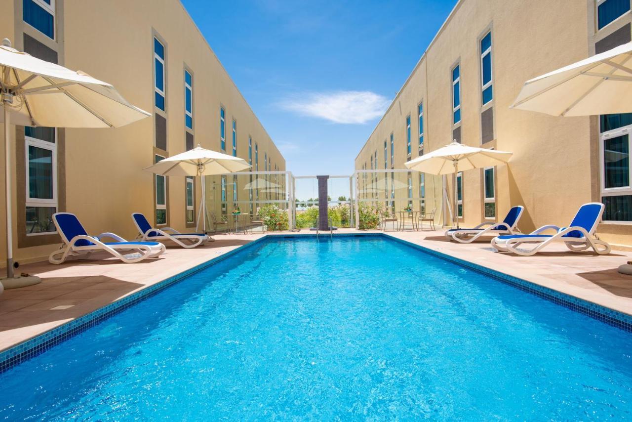 City Hotel Дукм Екстериор снимка