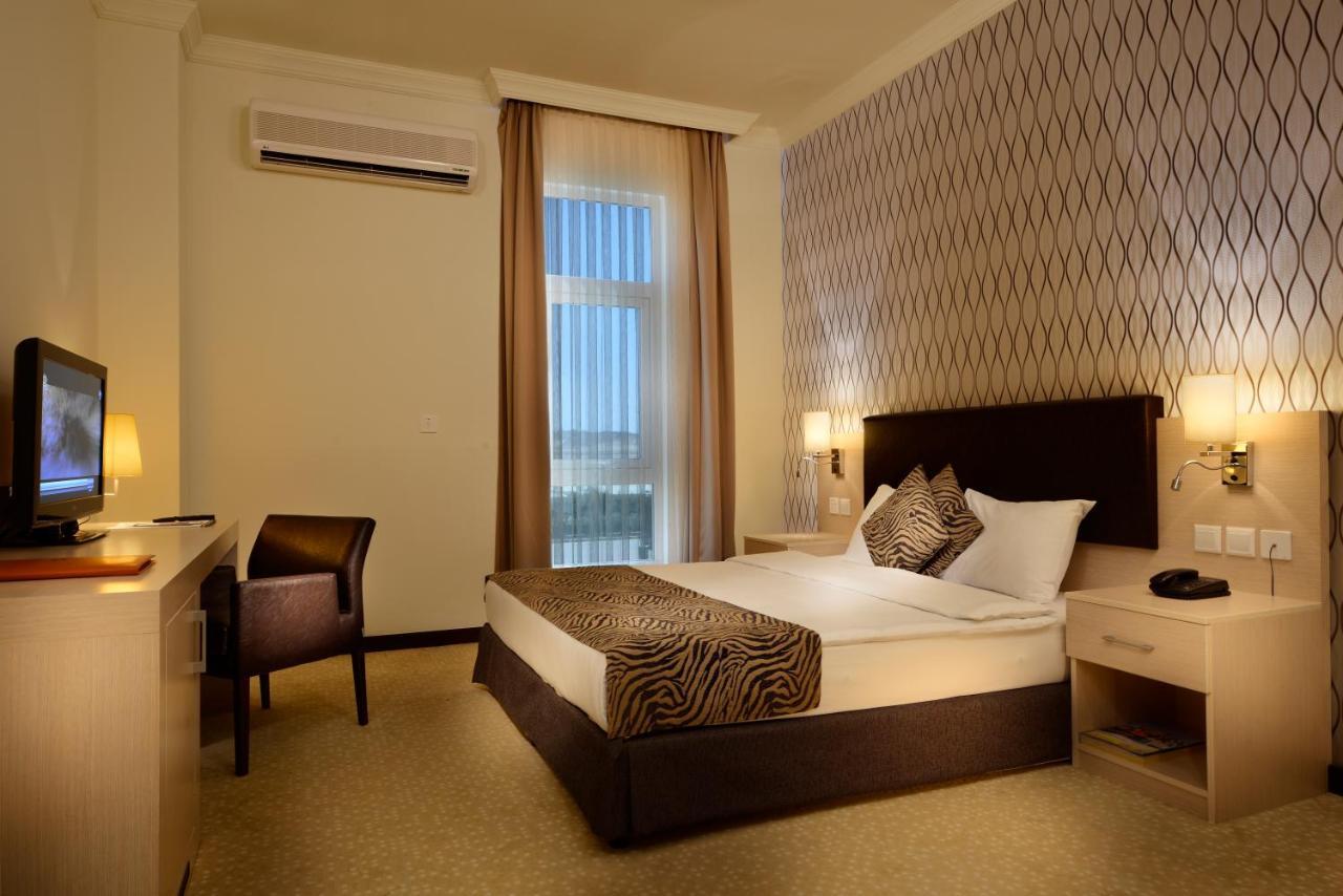City Hotel Дукм Екстериор снимка